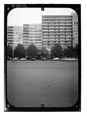 Berlin-Mitte, Leipziger Straße. Wohnblock mit Läden (1969/1982). Straßenfront (Teilansicht)