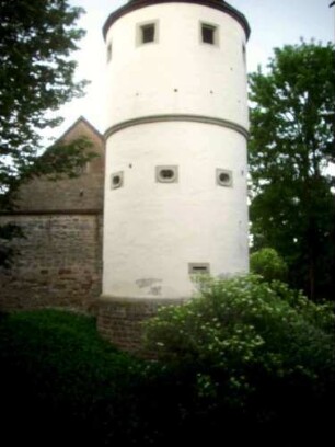 Stadtbefestigung (Nordost) - Wehrturm (Bürgerturm) von Norden mit Schießscharten (abgetreppte Maul- oder Büchsenscharten)