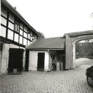 Reichenbach-Cunsdorf (Vogtland), Pestalozzistraße 8. Dreiseithof (um 1800). Hofecke mit Schuppenanbau und Torbogen