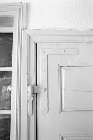 Sprenge: Dorfstraße 16: traufständiges Bauernhaus: Wohntrakt: Innenansicht: Flur: Detailaufnahme: Beschlag an Flügeltür zu Wohntrakt, links Sprossenfenster [angeschnitten] in Innenwand
