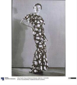 Frau in Kleid von Wenaco