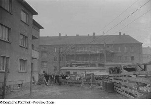 Leine mit Wäsche auf einer Baustelle für Wohnhäuser