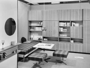 Hocker : Wohnzimmermöbel (1972; VEB Möbelkombinat Berlin (MKB)). Anbauwand "Carat". Ansicht mit Liege, Hockern und Couchtisch
