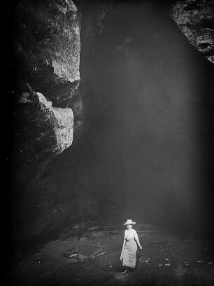 Sächsische Schweiz. In den Weberschlüchten. Portrait von Anna Herrman in der Felsengrotte