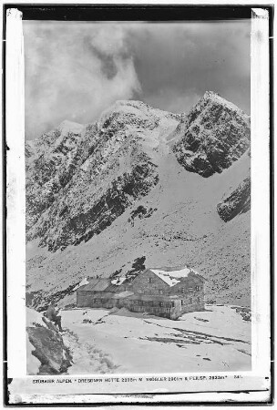 Stubaier Alpen. Dresdner Hütte (2303 Meter) mit Trögler (2901 Meter) und Peilspitze (2823 Meter)