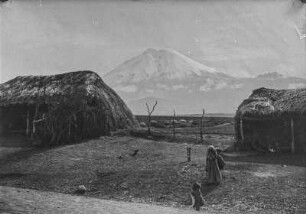 Siedlung und Cotopaxi : Blick über eine Siedlung auf den Vulkan Cotopaxi