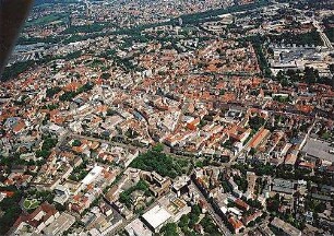 Hansjakob, Gottfried; Augsburg - Innenstadt, Königsplatz, Ernst-Reuter-Platz; Königsplatz und Fußgängerzone - Luftbild Innenstadt (Richtung Osten)