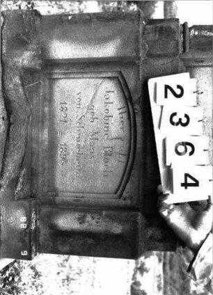 Grabstein 2364 (Index: 100097561) Maße HxBxT: 182x60x20 cm Symbolik: Blumenkranz: Grabstein 2364 (Detailaufnahme 2)