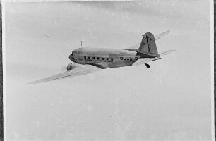 Vergleichsabbildungen. Fliegendes Flugzeug