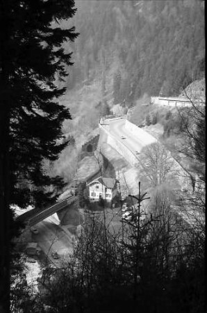 Blick auf die Aufstiegsrampe der Höllentalbahn und die B 31