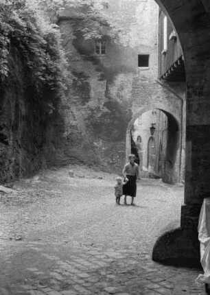 Greiz. Frau mit Kleinkind im Hof des Oberen Schlosses