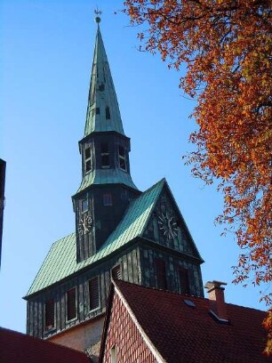 Osterode - Turm der Marktkirche : Der Turm der Marktkirche von Osterode überragt alle Hausdächer. Aufgenommen im Harz am 23. Oktober 2011