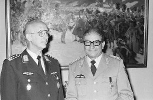 Freiburg im Breisgau: Verleihung des goldenen Ehrenkreuzes der Bundeswehr an Konsul Hellmuth Dettinger