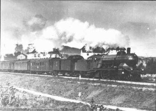 Schnellzug gezogen von einer Dampflokomotive