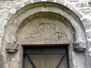 Rhena-(Evangelische Kirche ) - Langhaus Traufseite Süd - romanisches Portal - Bogen auf ornamentierten Konsolen sowie Tympanon