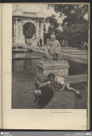 Am wiedererrichteten Märchenbrunnen