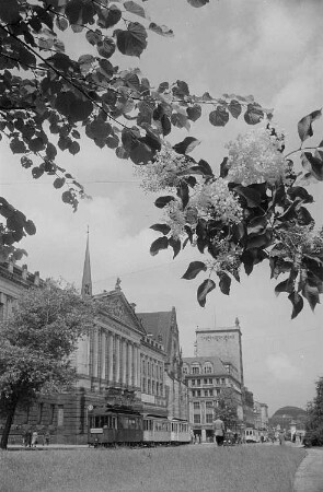 Ansicht des Universitätsgebäudes, dahinter die Paulinerkirche. Im Hintergrund das Krochhochhaus