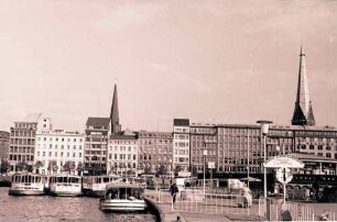 Hamburg: Alsterschiff, Anlegeplatz Jungfernstieg