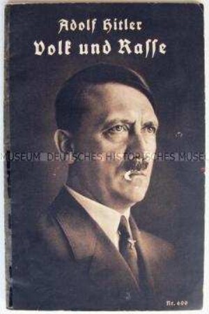 Rassenpolitische Schrift mit einem Auszug aus Hitlers "Mein Kampf"