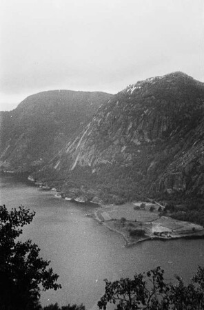 Fjord : Massive Felswand am Rand eines Fjords.