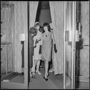 Modenschau im Café Moskau, Bild 2, 1966. SW-Foto © Kurt Schwarz.