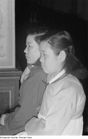 Porträt von zwei koreanischen Studentinnen