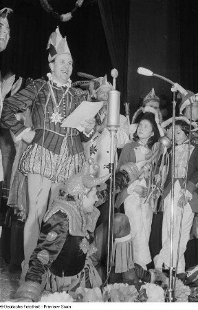 Der Karnevalsprinz Walter I. beim Vorlesen seiner Regierungserklärung nach der Übergabe des Amtes durch den Leipziger Oberbürgermeister auf einer Karnevalsveranstaltung in der Kongreßhalle