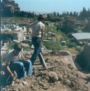 Athen. Kerameikos-Grabungsfeld. Archäologen und Hilfskräfte bei Grabungsarbeiten