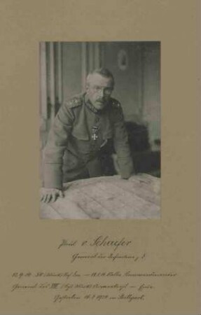Paul von Schäfer, General der Infanterie, stellvertretender General des XIII. Armeekorps, über Karte gebeugt, in Uniform mit Orden