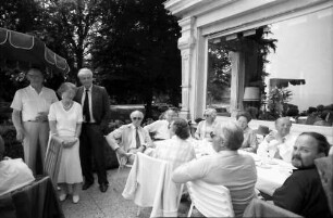 35. Tagung 1985 Physik; Bad Schachen Hoten Fraunhof; Gruppen beim Nachmittagspressetee: Pressetee stehend: Baron Dées de Sterio, ?