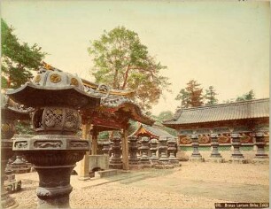 Shiba-Tempel in Tokio; Garten mit Laternen