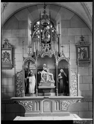 Neusaß Wallfahrtskirche Neusaß Hochaltar, Vesperbild (1470/1480) und neugotischer Schrein (1862) vom Bildhauer und Maler Breitenbach aus Mergentheim (1906 abgebrochen)