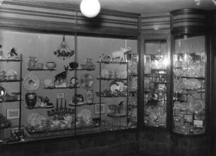 Roßwein, Döbelner Straße 1. Wohnhaus (19. Jh.) mit Laden für Porzellan und Kristall. Teilansicht des Ladens mit Vitrine zur Adventszeit