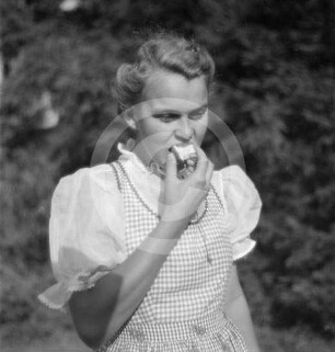 Frau mit Apfel in Polen