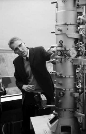 Freiburg: Biologisches Institut II, Prof. Dr. Peter Sitte beim Dozieren am Elektronenmikroskop 101 von Siemens