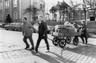 Gießen - Übersiedler aus der DDR : Übersiedler aus der DDR transportieren ihre Habe auf einem Karren vom Bahnhof zum Notaufnahmelager in Gießen, aufgenommen im Frühjahr 1984