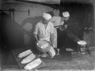 Backstube : Blick in die Backstube einer Bäckerei während der Zubereitung der Christstollen