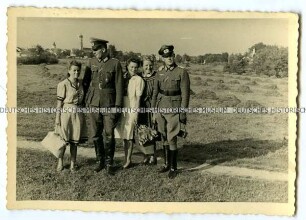 Wehrmachtsoffiziere mit drei Frauen (Fronturlaub?), im Hintergrund Panorama von Vilsbiburg