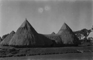 Gehöft : Großes Gehöft auf dem Adamaoua-Plateau.