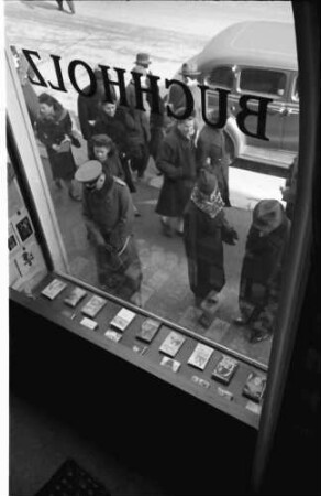 Bukarest: Libraria Buchholz, Blick von der Leiter aus dem Fenster, näher
