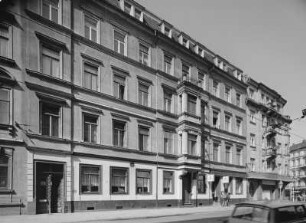 Dresden-Neustadt, Hoyerswerdaer Straße 37. Wohnhaus mit Gaststätte "Bautzner Tor" (1874). Straßenansicht