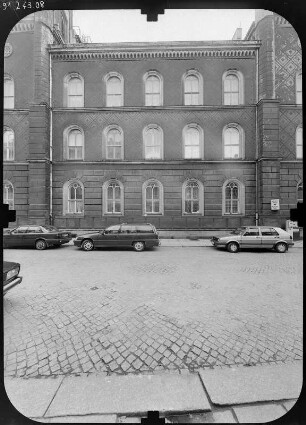 Kamenz, Markt 1. Rathaus (1848; C. A. Schramm). Seitenansicht (Teilansicht) von Nordwest