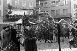 Freiburg: Weihnachtlicher Marktstand mit Mistelzweigen