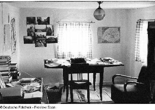 Hochkirch-Wuischke. Arbeitszimmer des Schriftstellers Heinz Czechowski. Blck zum Schreibtisch