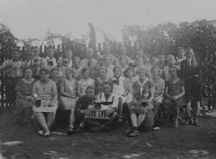 Eine Gruppe von Frauen und Männern aus dem Erzgebirge in einem Biergarten bei Nürnberg : Eine Gruppe von Frauen und Männern aus dem Erzgebirge in einem Biergarten bei Nürnberg