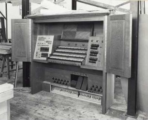 Bau Viermanualige Orgel für die Hauptsynagoge in Budapest op. 1121 : Dresden-Neustadt. Jehmlich Orgelbau Dresden GmbH. Montagesaal mit Galerie. Werkstattmontage der Orgel für die Hauptsynagoge in Budapest IV/64 (op. 1121). Spielschrank, geöffnet
