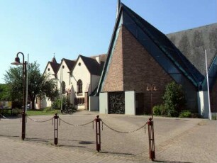 Ansicht von Nordosten über modernen Erweiterungsbau (Ende 20 Jh) und neugotischem Langhaus (1907) in ehemaligem Kirchhof