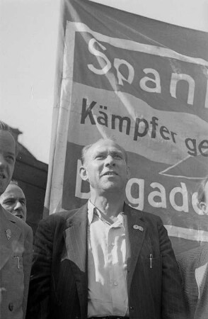 Gedenkmärsche für die Opfer des Faschismus in Berlin, anlässlich des sogenannten 3. OdF-Tages (Opfer des Faschismus-Tag)