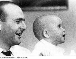 Hans Seidel mit seiner Tochter, aufgenommen in Dresden