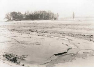 Gohlis (Dresden-Gohlis). Blick über die Elbe zum Windmühlengrundstück (Elbe mit Eisstau, Ufereis bei absinkendem Wasserstand nachgebrochen)